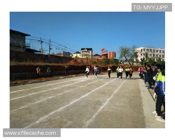 三玖与足球明星亲密合照展现青春活力与运动魅力的完美瞬间